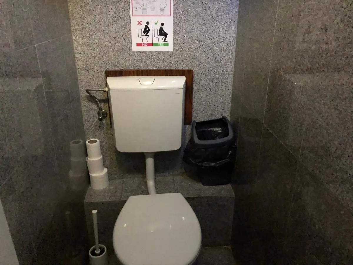 Whole Basement Former Pub For Stag Do, Bachelor House Party Flat 布达佩斯 0*,  匈牙利